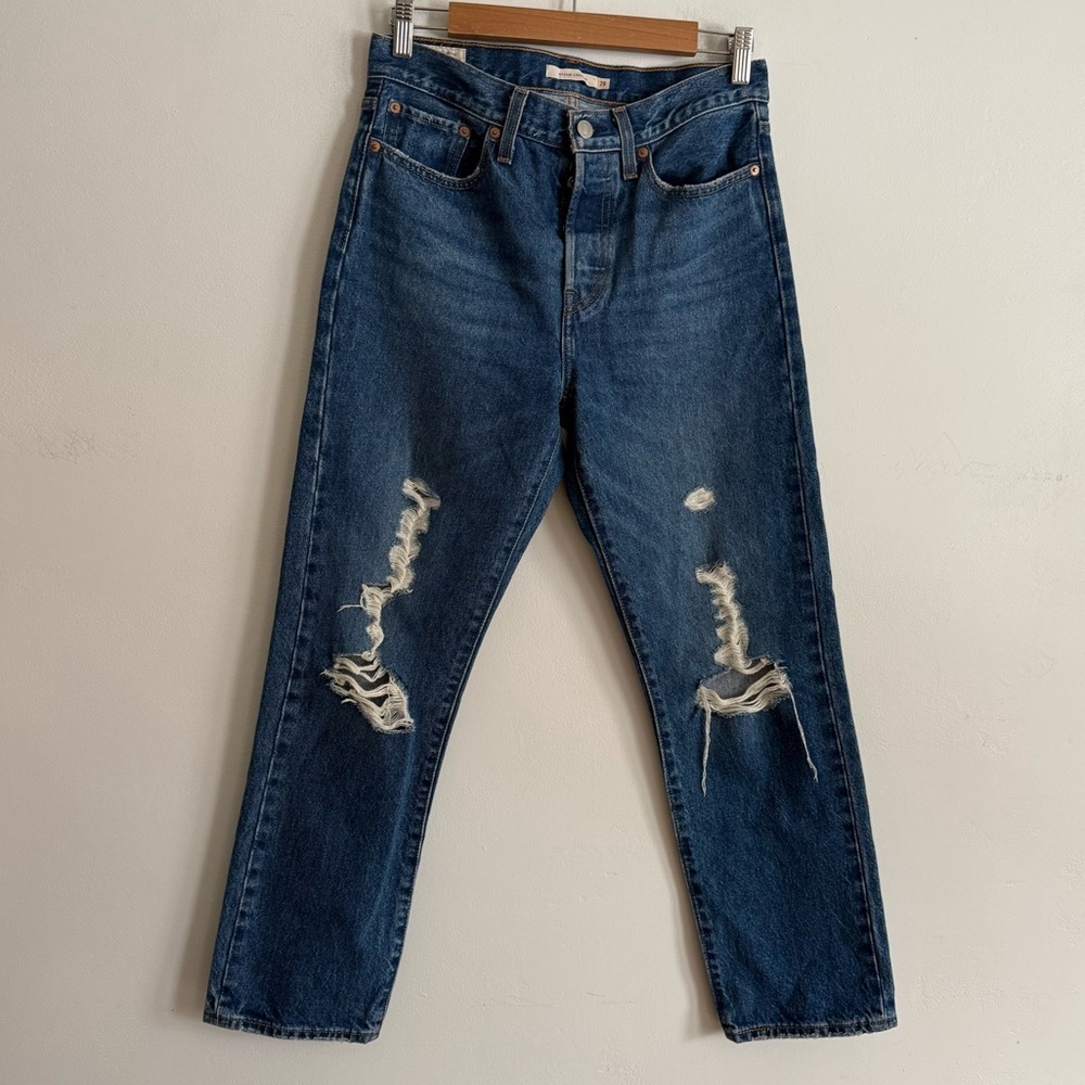 Levi’s Premium Wedgie Straight Distressed Jeans Size 28